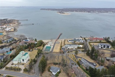 Presenting a spectacular 1.23 acre prime Kings Point waterfront - photo 5
