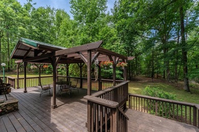 One-owner custom built log home on 2.5 acres on a small lake - photo 4