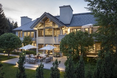 This incredible downtown estate offers luxurious living within - photo 3