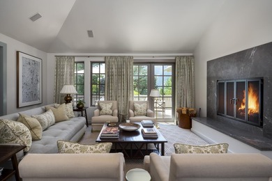 This incredible downtown estate offers luxurious living within - photo 10