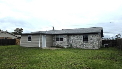 This 3-bedroom, 2-bath home with a garage and fenced backyard - photo 17