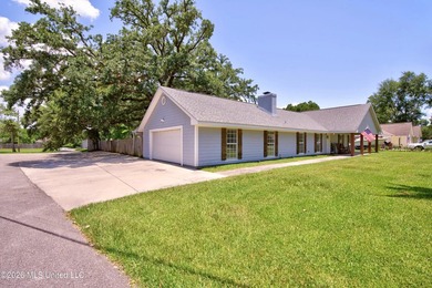This home is BEAUTIFUL! Fully remodeled in 2019 and nestled in - photo 4