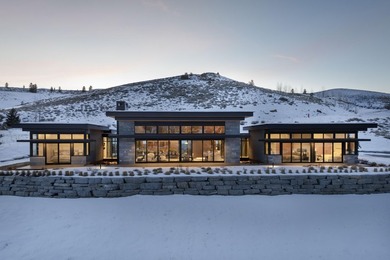 Stunning single-level Mountain Modern home with exceptional - photo 2