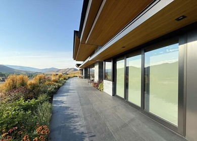 Stunning single-level Mountain Modern home with exceptional - photo 9