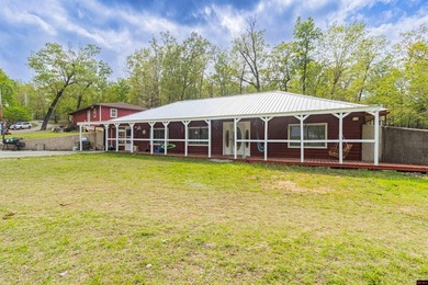 Ideal Family Retreat: This remarkable property offers an ideal - photo 7