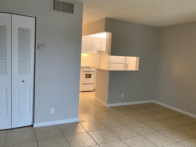 FOR SALE - Investor Friendly Condo! Second-floor 1 bedroom, 1 - photo 4