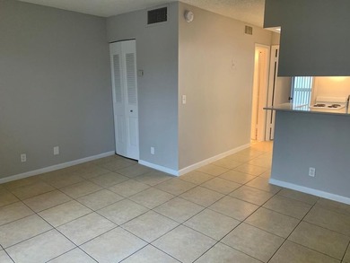 FOR SALE - Investor Friendly Condo! Second-floor 1 bedroom, 1 - photo 6