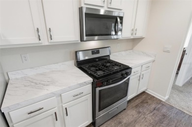 Short Sale. BRING ALL OFFERS! This beautiful home is perfectly - photo 18