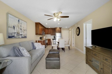 Beautifully renovated and offered Turnkey, this fully furnished - photo 19