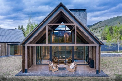 This bespoke dwelling is simple, authentic, and elegantly - photo 2