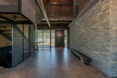This bespoke dwelling is simple, authentic, and elegantly - photo 3