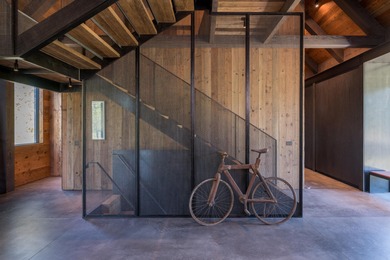This bespoke dwelling is simple, authentic, and elegantly - photo 4