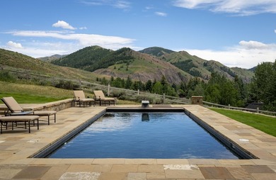 This one-of-a-kind 3.5-acre elevated estate offers 360-degree - photo 4