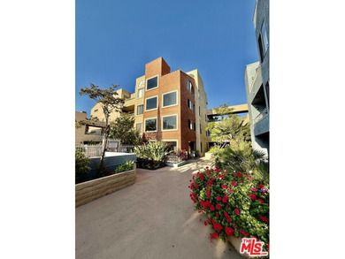 Fully remodeled 1 bed, 1 bath condo. Upgraded from head to toe a - photo 1