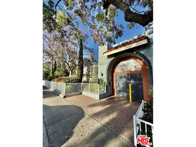 Fully remodeled 1 bed, 1 bath condo. Upgraded from head to toe a - photo 2