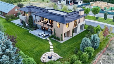 Custom home completed in 2022 and thoughtfully designed by Jim - photo 2