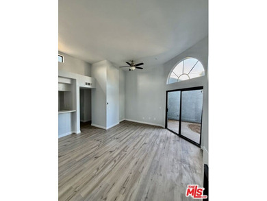 Fully remodeled 1 bed, 1 bath condo. Upgraded from head to toe a - photo 3