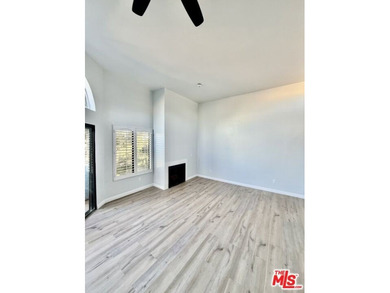 Fully remodeled 1 bed, 1 bath condo. Upgraded from head to toe a - photo 4