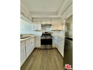 Fully remodeled 1 bed, 1 bath condo. Upgraded from head to toe a - photo 6