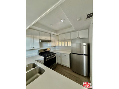 Fully remodeled 1 bed, 1 bath condo. Upgraded from head to toe a - photo 7