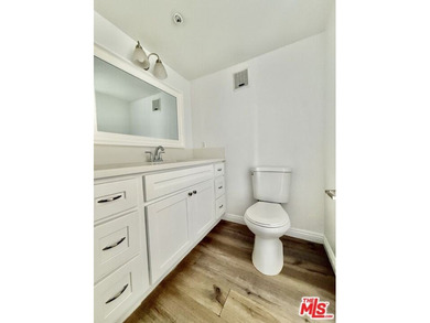 Fully remodeled 1 bed, 1 bath condo. Upgraded from head to toe a - photo 9