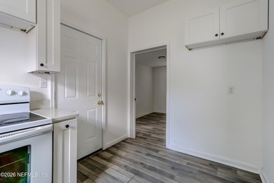 Charming and full of character, this adorable bungalow is ready - photo 11