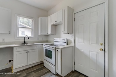 Charming and full of character, this adorable bungalow is ready - photo 12