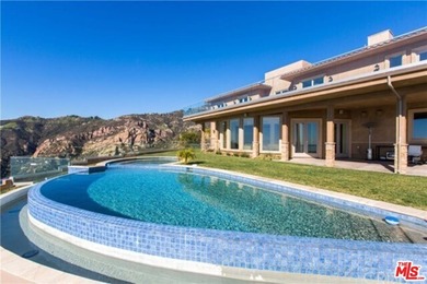 Gorgeous Mediterranean Styled mansion in Malibu overlooking a - photo 2