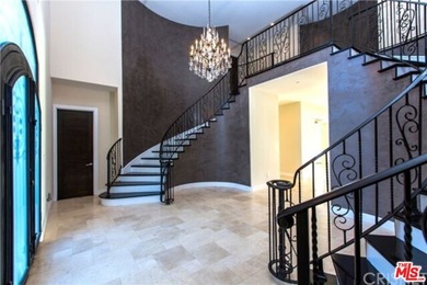 Gorgeous Mediterranean Styled mansion in Malibu overlooking a - photo 6