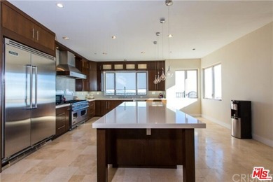 Gorgeous Mediterranean Styled mansion in Malibu overlooking a - photo 8