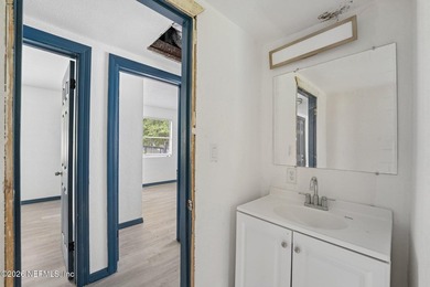 Completely remodeled and move in ready, this 4 bedroom, 2 - photo 23