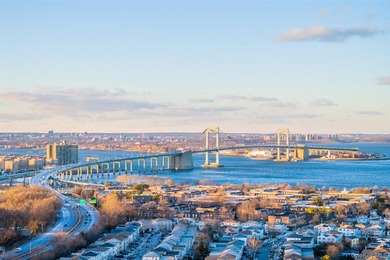 Beautiful high-floor 1-bedroom, 1-bath condo. This bright and - photo 32