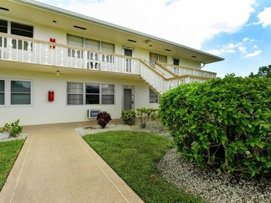 Centrally located first floor unit with Panoramic garden views - photo 2