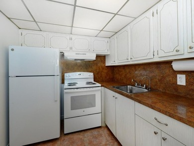 Centrally located first floor unit with Panoramic garden views - photo 7