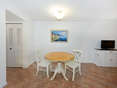 Centrally located first floor unit with Panoramic garden views - photo 8