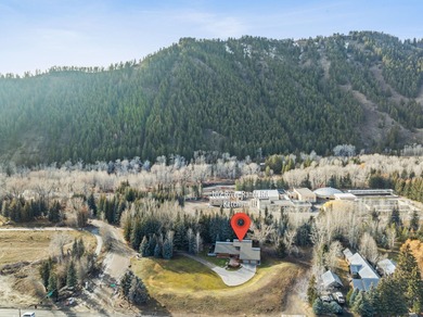 Unicorn property in a truly exceptional location: 1.9 acres with - photo 8