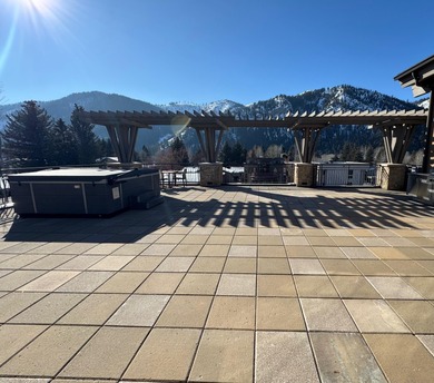 CONVENIENT DOWNTOWN KETCHUM PENTHOUSE! Rare corner unit