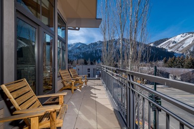 CONVENIENT DOWNTOWN KETCHUM PENTHOUSE! Rare corner unit