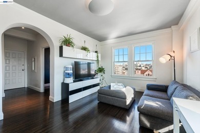 This light-drenched Pacific Heights junior one-bedroom corner - photo 1