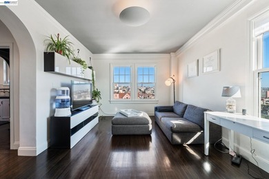 This light-drenched Pacific Heights junior one-bedroom corner - photo 2
