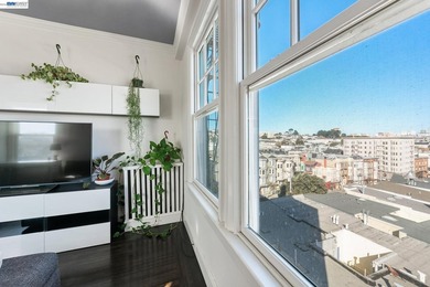 This light-drenched Pacific Heights junior one-bedroom corner - photo 5