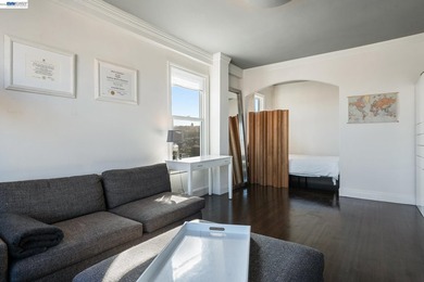 This light-drenched Pacific Heights junior one-bedroom corner - photo 7