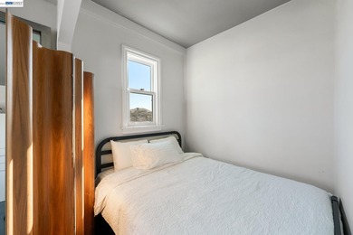 This light-drenched Pacific Heights junior one-bedroom corner - photo 9