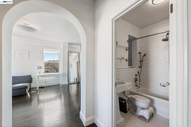 This light-drenched Pacific Heights junior one-bedroom corner - photo 10