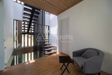 Luxurious 2 BR Villa, Walking Distance to Batu Bolong Beach - photo 5