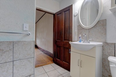 Excellent investment opportunity or ideal owner-occupant duplex! - photo 11