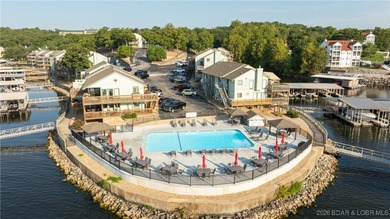 **MODEL-PERFECT | WALK-IN | TURNKEY LAKE CONDO** This walk-in