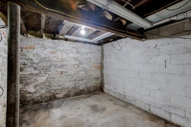 Excellent investment opportunity or ideal owner-occupant duplex! - photo 28