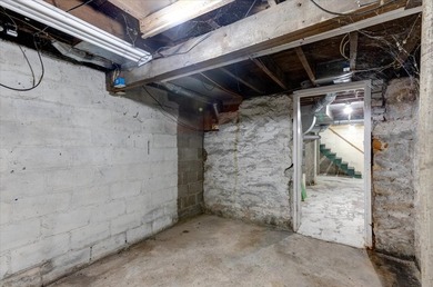 Excellent investment opportunity or ideal owner-occupant duplex! - photo 30