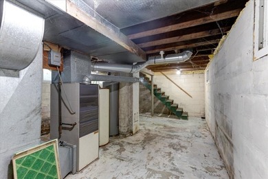 Excellent investment opportunity or ideal owner-occupant duplex! - photo 31